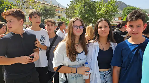 Fethiye'de Karslıoğlu Ortaokulu'nda Karne Heyecanı