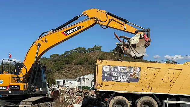 Fethiye'de Koca Çalış'taki kaçak kıyı işletmeleri yıkılıyor