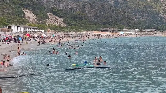 Fethiye'de Kumburnu Plajı'nda yerli ve yabancı turist yoğunluğu