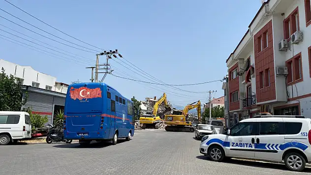 Fethiye'de O Bina Yolun Ortasında Kalıyordu, Yıkım İşlemleri Başladı