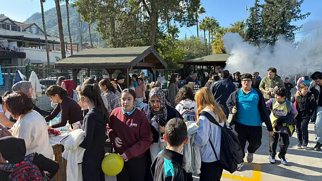Fethiye'de okul bahçesinde renkli kermes