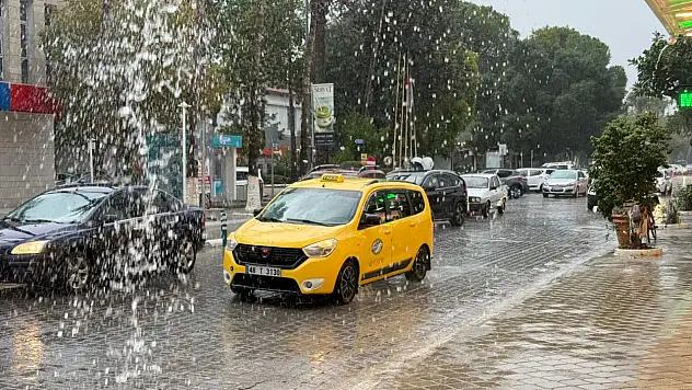 Fethiye'de sağanak ve dolu etkili oluyor