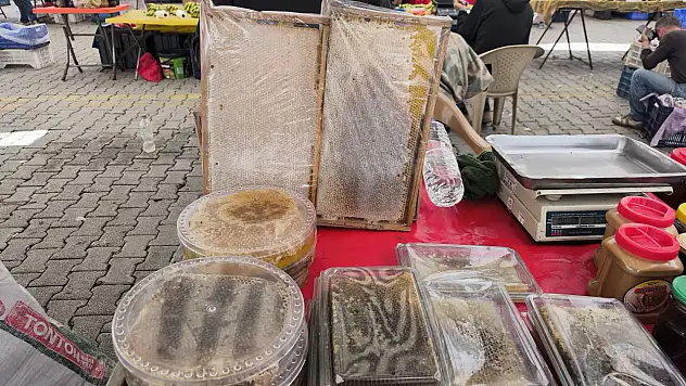 Fethiye'de Semerci: 'Gerçek Bal Akarken Kopmaz'