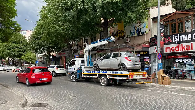 Fethiye'de uygunsuz park edilen araçlar çekiliyor