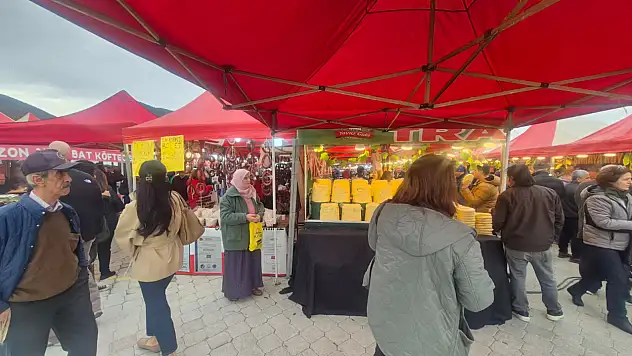 Fethiye Hamsi Festivali'nde yöresel lezzetlere yoğun ilgi: 'Şifa kaynağı kozalak pekmezi getirdik'