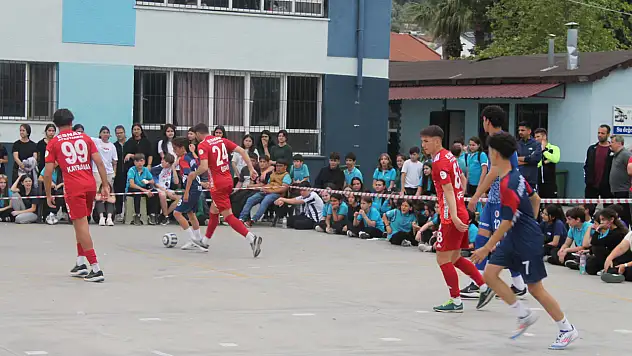 Fethiye Merkez Atatürk Ortaokulu Öğrencilerinden Fethiyespor'a Sevgi Seli