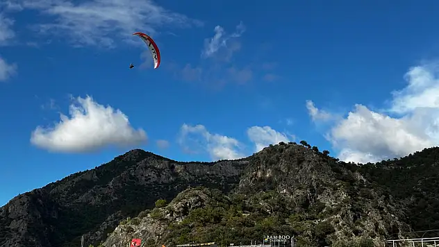 Fethiye Ölüdeniz'de sezon bitse de yamaç paraşütüne ilgi sürüyor