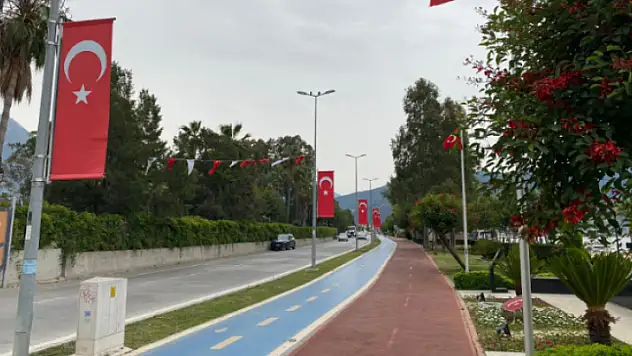 Fethiye sahil bandı Türk bayrakları ile süslendi