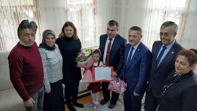 Fethiye'de Evde Eğitim Alan Öğrencinin Karne Sevinci