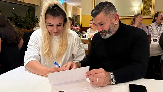 Fethiyeli Songül Ayten, Wbf ve Wbo Kemer maçları için sözleşme imzaladı