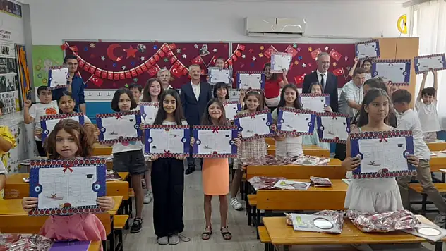 Gazi İlkokulu Karne Törenine Kaymakam Ertaş'tan Ziyaret