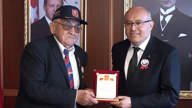 GAZİLER DERNEĞİN'DEN BALCIOĞLUNA TEŞEKKÜR PLAKETİ