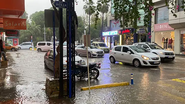 Gök gürültülü sağanak yağış etkisini gösteriyor