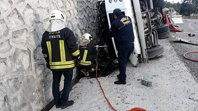 Hırdavat Yüklü Kamyonet Devrildi: 1 Ölü