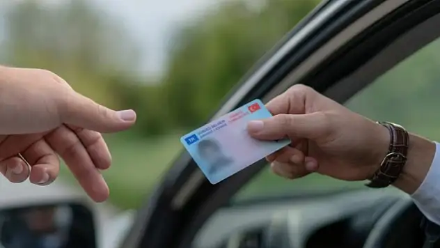 İçişleri Bakanı Yerlikaya Duyurdu: Ehliyet Yenileme Süresi Uzatıldı