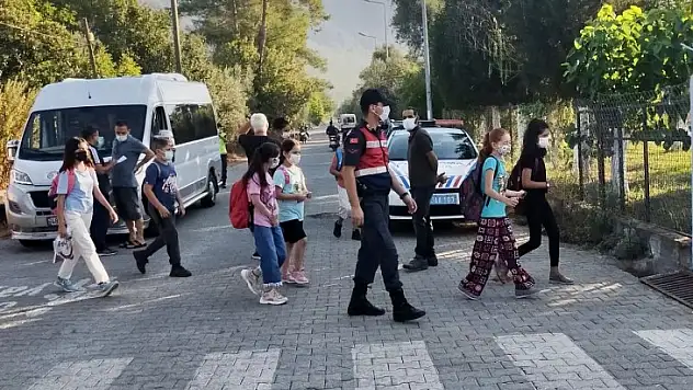 Jandarma öğrencilerin yanında