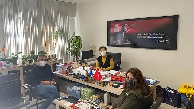 Denizcilik sektörünün önde gelen isimlerinden Kaptan Murat Öner, 10 bin adet maske dağıttı