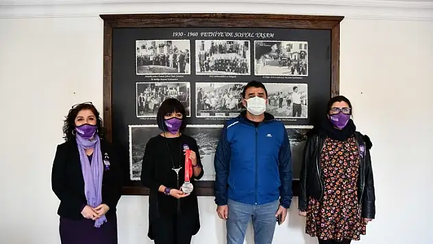 Koşu Madalyası'nı tüm kadınlar adına Hoşafçı'ya takdim etti