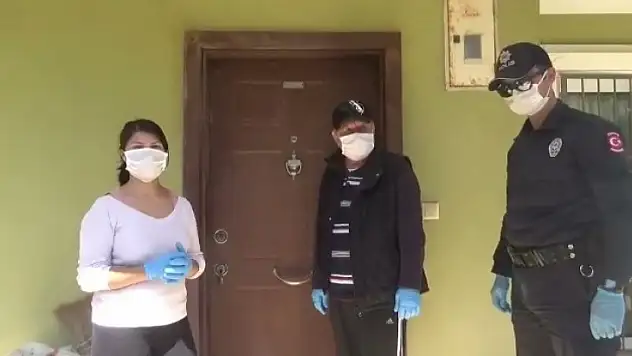 Marmaris Polisinden Kapıda Kalan Aileye Çilingir Yardımı