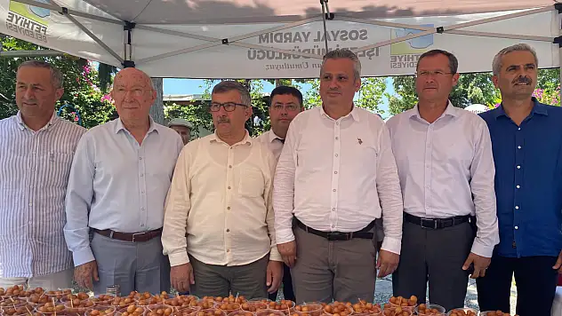 Merhum Ferdi Zeyrek Hayrına Lokma Dağıtıldı