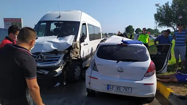 Minibüsle Otomobil Çarpıştı 1 Ölü