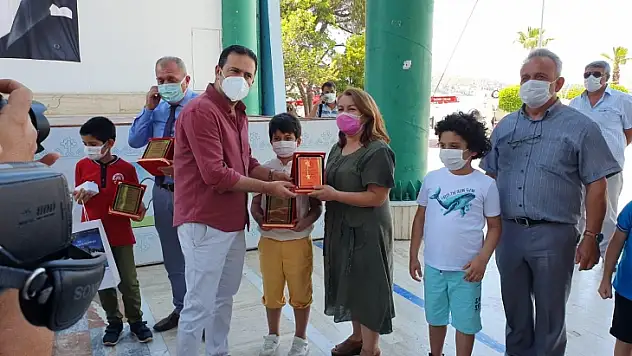 Okuma Yarışmasında başarılı olan öğrencilere hediyeleri törenle takdim edildi