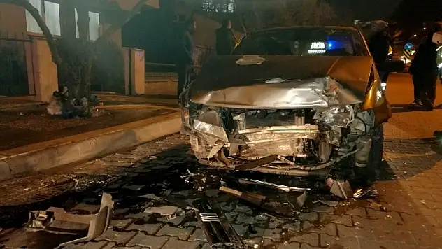 Önce motora, sonra park halindeki araca çarptı