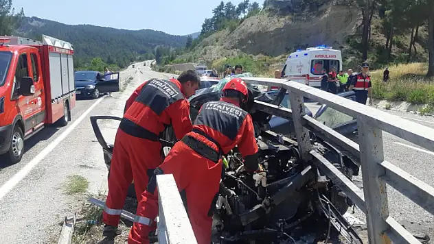 Otomobil köprüye ok gibi saplandı: 3 yaralı
