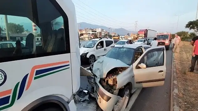 Otomobil Yolcu Minibüsüne Çarptı: 7 Yaralı