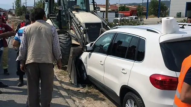 Park Halindeki Kepçeye Çarptı