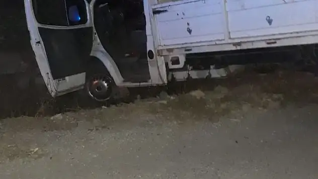 Polisin Kovaladığı Kamyonet Su Kanalına Devrildi