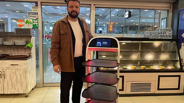 Restoranda Servis Robotu Kullanılıyor