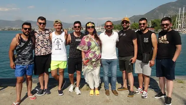 Rıdvan Adede ve arkadaşları, Özlem Balcı ile Fethiye'de eğlenceli bir video çekti
