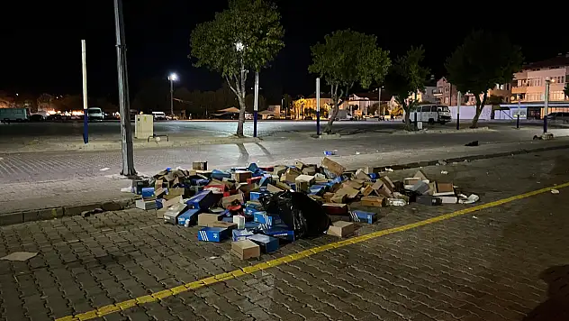 Salı Pazarı sonrası çöp birikintisi tepki çekti