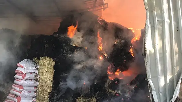Samanlık deposunda çıkan yangın korkuttu