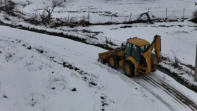 SEYDİKEMER BELEDİYESİ KARLA KAPANAN YOLLARI ULAŞIMA AÇTI