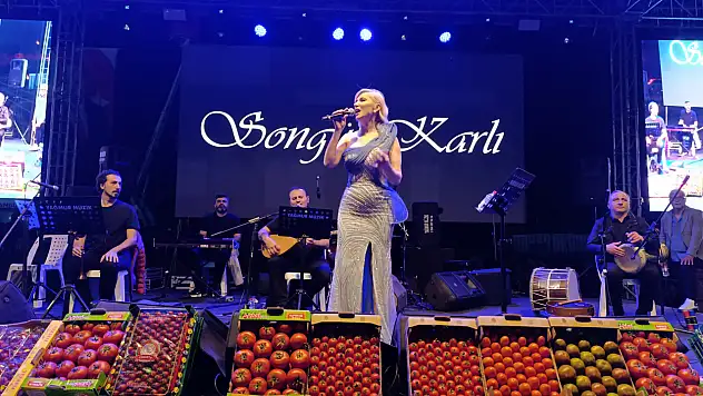 Seydikemer'de Festival Coşkusu: Songül Karlı Seyircileri Büyüledi
