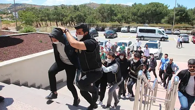 Sosyal Medya'ya Yükledikleri Video Başlarını Yaktı