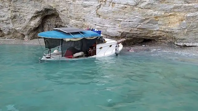 Su Alan Balıkçı Teknesindeki İki Kişiyi Sahil Güvenlik Kurtardı