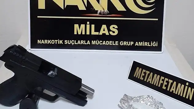 Şüpheli Araçtan Silah ve Uyuşturucu Çıktı