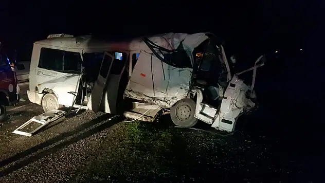 Tır öğrenci servisine çarptı:18 yaralı