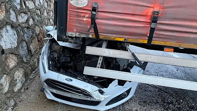 TIR VE OTOMOBİL ÇARPIŞTI