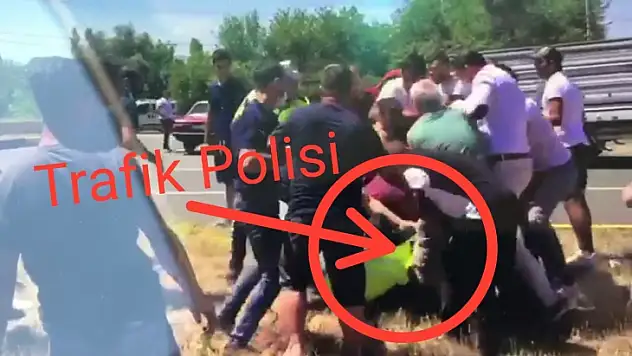 Trafik Kontrolü Sırasında Polisleri Linç Ettiler