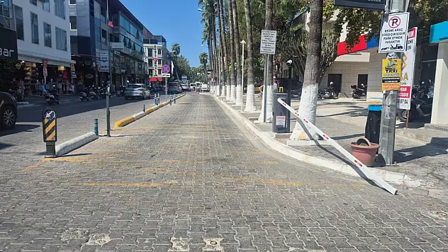 Tur Otobüsü Bariyeri Kırıldı