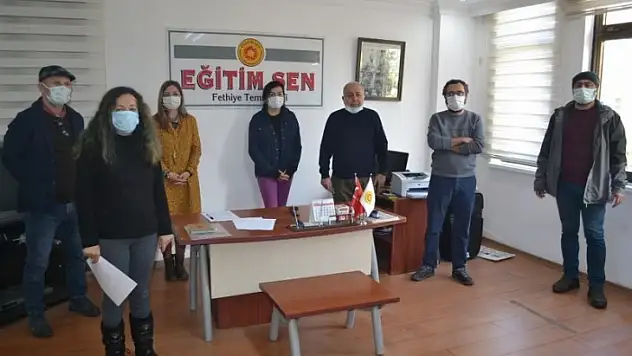 Türk, 'Mağdur edilen veli ve öğrencilerimizin yanındayız'