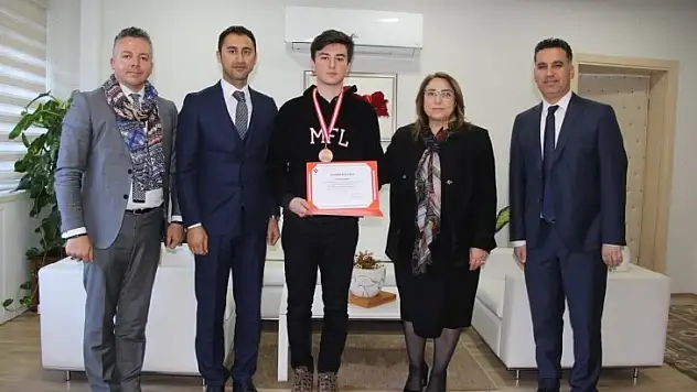 Ulusal Bilim Olimpiyatları'nda Madalya Kazanan Öğrenciden Töre'ye Ziyaret