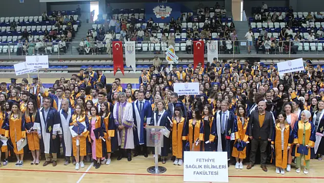 Üniversite Öğrencileri Mezuniyet Töreni İle Uğurlandılar