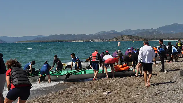 Ünlü Oyuncu Merve Dizdar Fethiye'de Kürek Yarışlarını Takip Etti