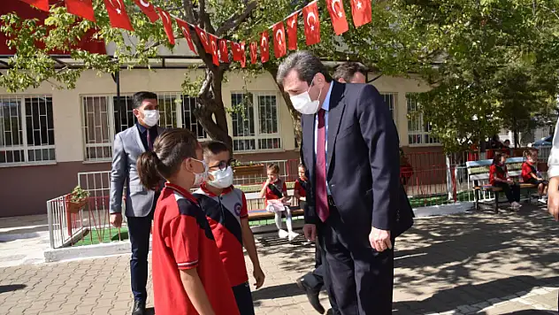 Vali Orhan Tavlı, okulun ilk gününde öğrencileri yalnız bırakmadı