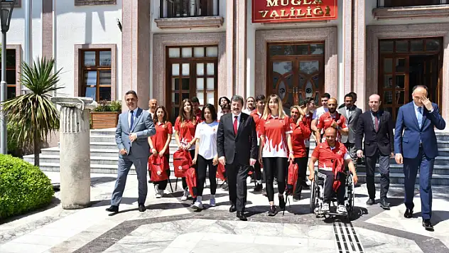 VALİ ORHAN TAVLI ŞAMPİYON GENÇLERLE BİR ARAYA GELDİ